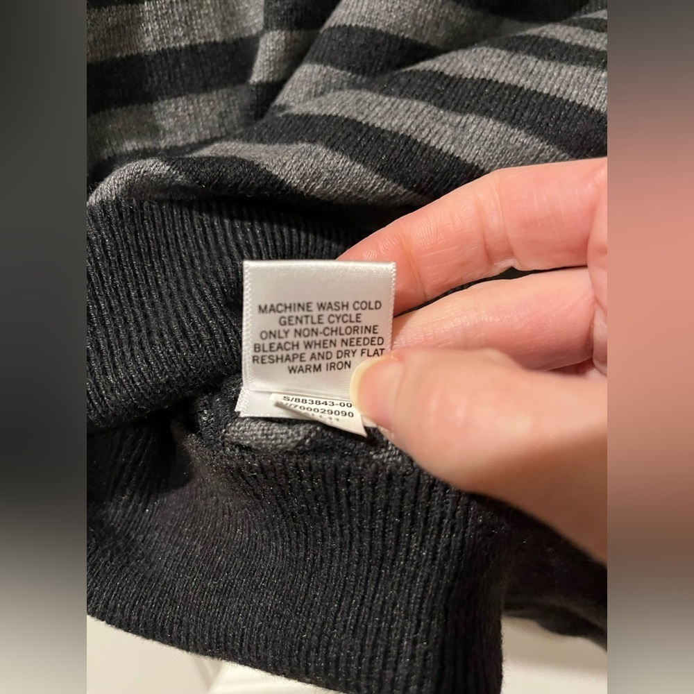 Banana Republic XS sweater vest in black and grey stripe - Picture 7 of 7